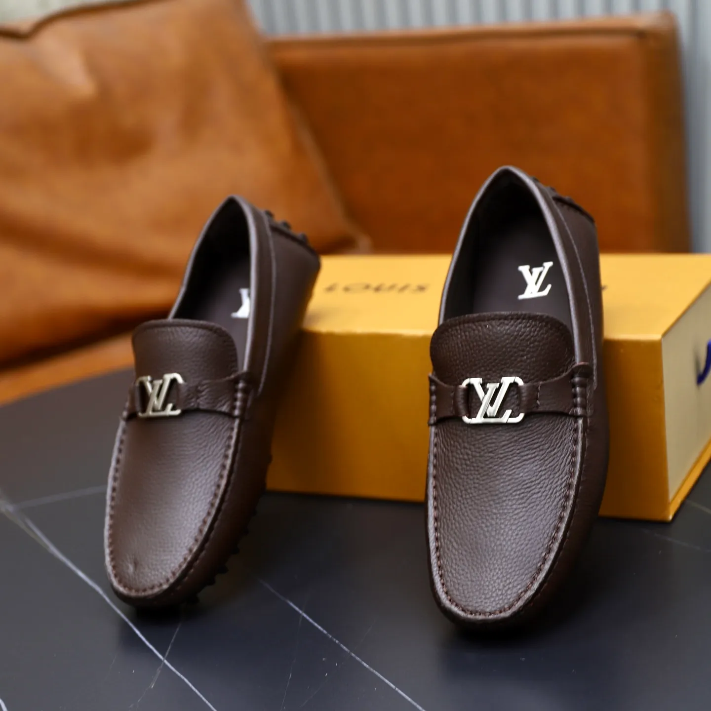 Ex-factory price: 480💰【LV】Louis Vuitton ⚠️High-end men’s driving and pedal series ⚠️38-44 (customized for 45) ⚠️All original cowhide leather! Thick and soft! Made entirely of calfskin lining! The latest non-slip beanie sole! Three-dimensional package technology! Fashionable and classic! Handicrafts! Original high quality! Feel free to compare!